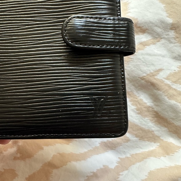 Louis Vuitton epi leather wallet. Perfect condition. - Picture 8 of 10